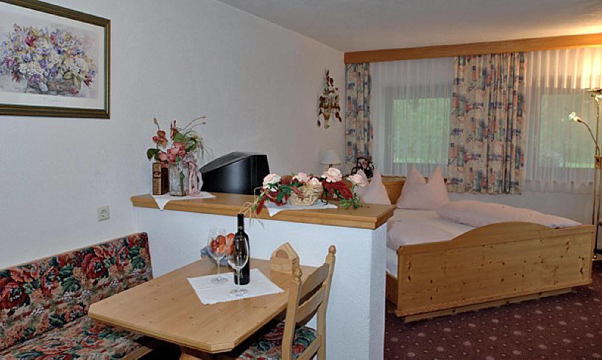 Pension Und Apartments Landhaus Marie لوتاش المظهر الخارجي الصورة
