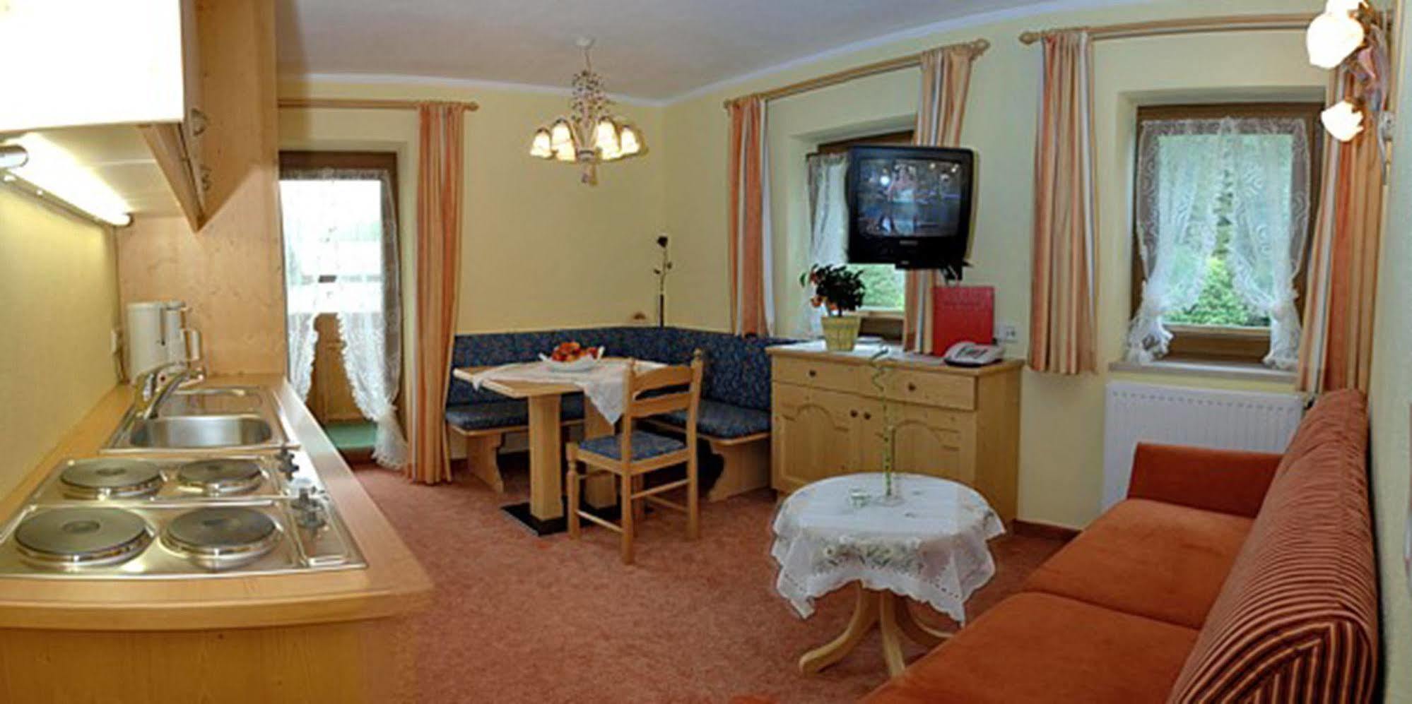 Pension Und Apartments Landhaus Marie لوتاش المظهر الخارجي الصورة