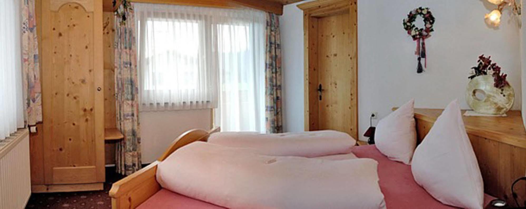 Pension Und Apartments Landhaus Marie لوتاش المظهر الخارجي الصورة