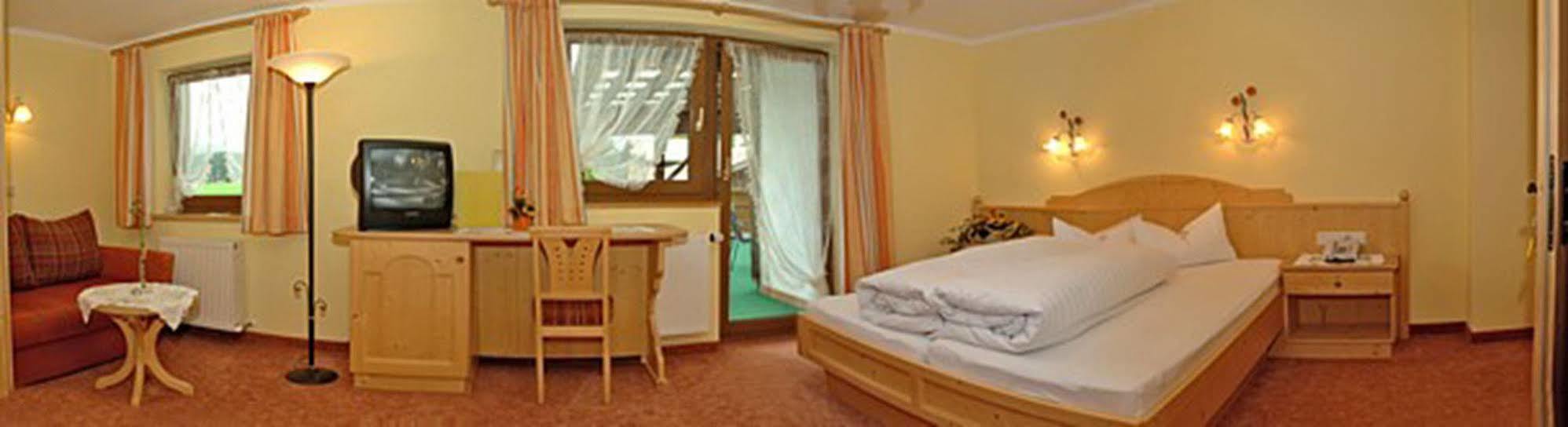 Pension Und Apartments Landhaus Marie لوتاش المظهر الخارجي الصورة